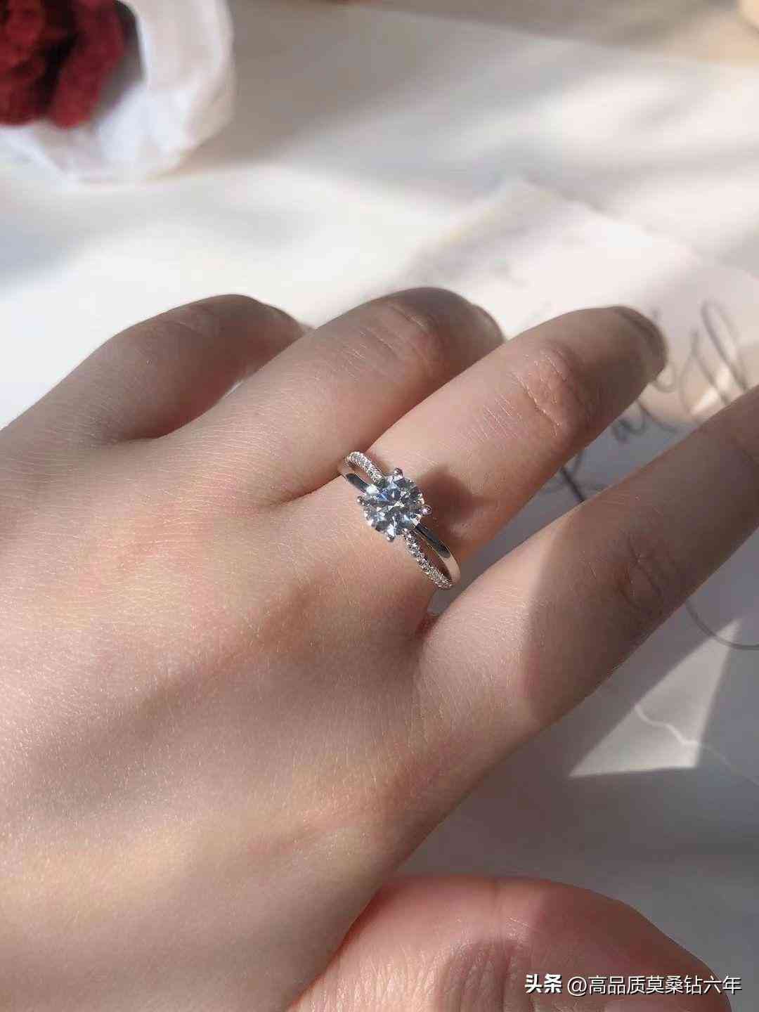 戴莫桑鉆算不算戴假貨(莫桑石鉆戒一克拉多少錢)