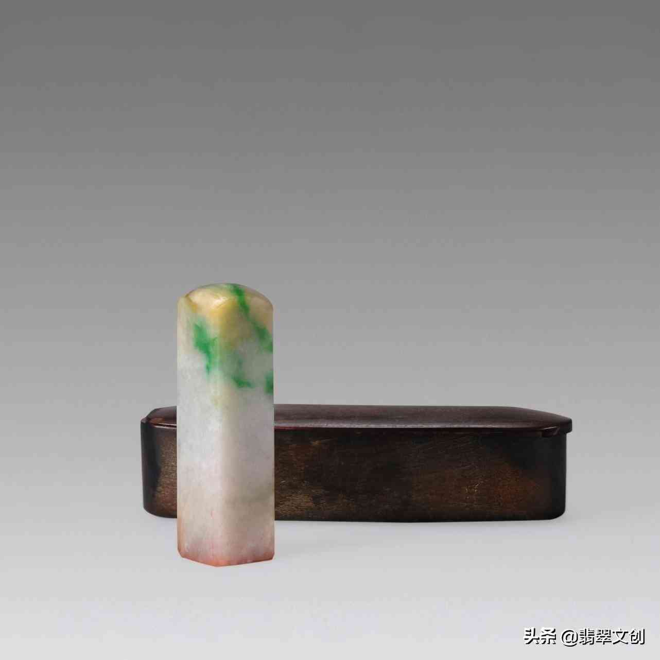 翡翠與玉的區(qū)別(翡翠與玉的區(qū)別在哪里)