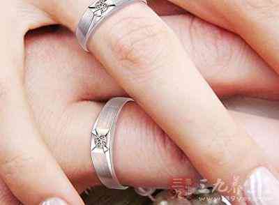 女士右手中指戴戒指(女士右手中指戴戒指的講究)