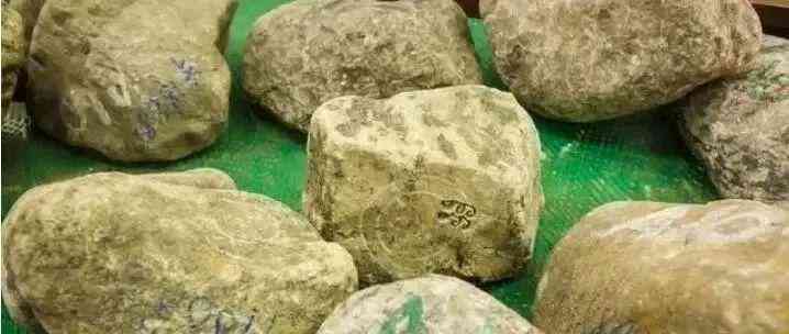 云南的翡翠玉值得買(mǎi)嗎(云南玉翡翠真的比市場(chǎng)上便宜嗎)