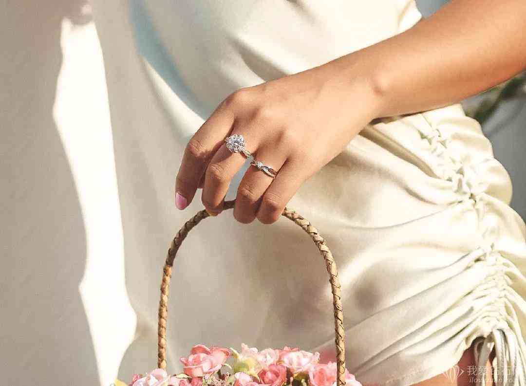 訂婚戒指 只有女方有嗎(女人的訂婚戒指戴在左手還是右手)