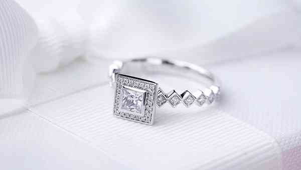 談戀愛帶什么牌子的戒指(談戀愛戴什么戒指)
