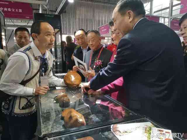 昆明玉石博覽會，一只手鐲56萬，一塊琥珀有腿那么大