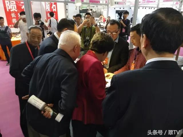 昆明玉石博覽會，一只手鐲56萬，一塊琥珀有腿那么大