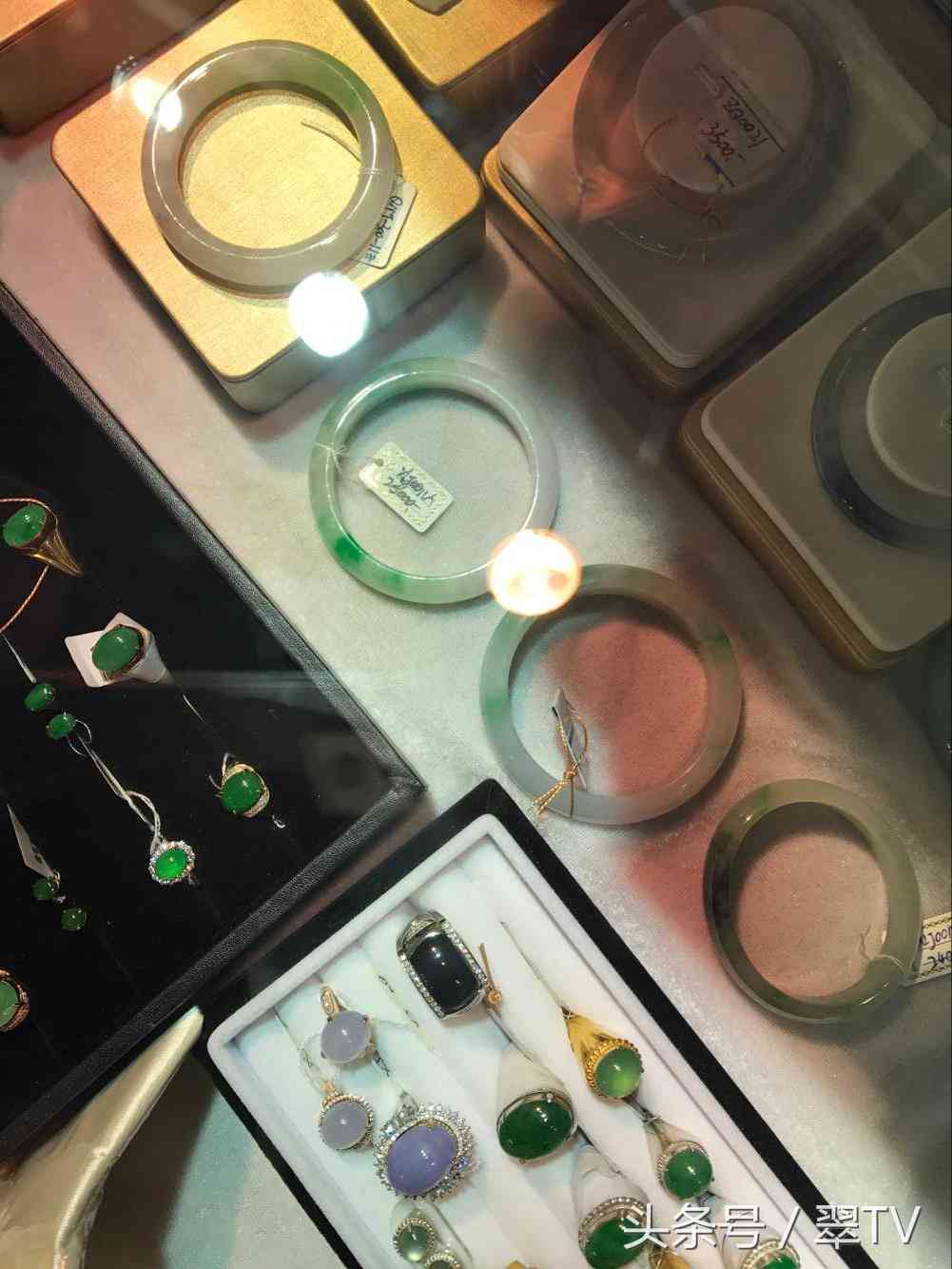 昆明玉石博覽會，一只手鐲56萬，一塊琥珀有腿那么大