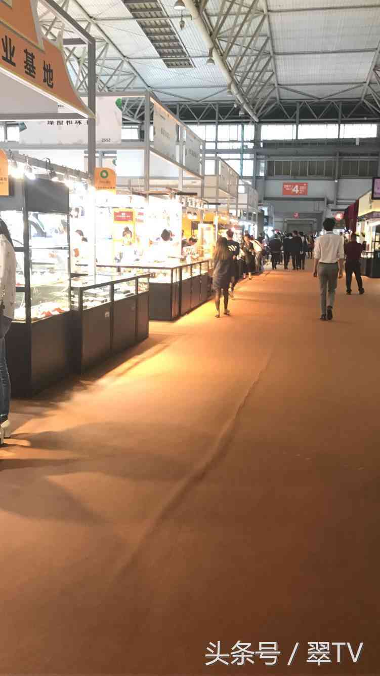 昆明玉石博覽會，一只手鐲56萬，一塊琥珀有腿那么大