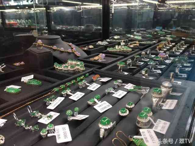 昆明玉石博覽會，一只手鐲56萬，一塊琥珀有腿那么大
