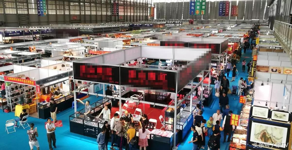 昆明玉石博覽會，一只手鐲56萬，一塊琥珀有腿那么大