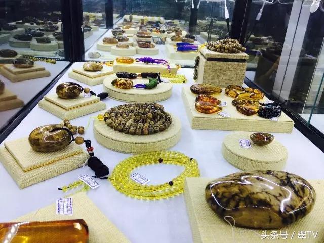 昆明玉石博覽會，一只手鐲56萬，一塊琥珀有腿那么大