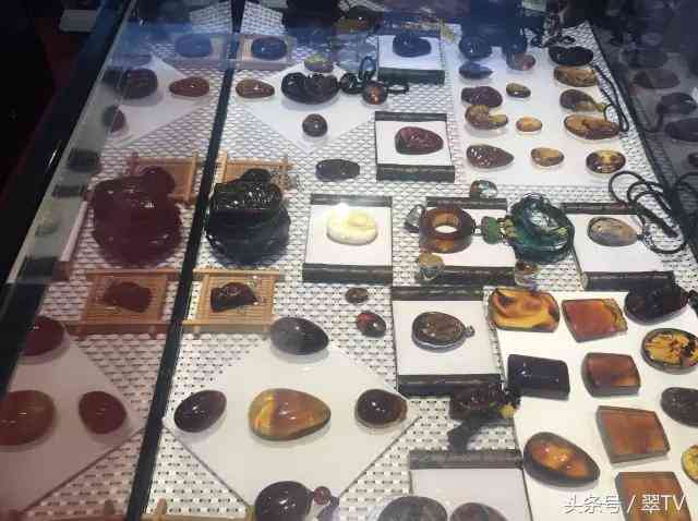 昆明玉石博覽會，一只手鐲56萬，一塊琥珀有腿那么大