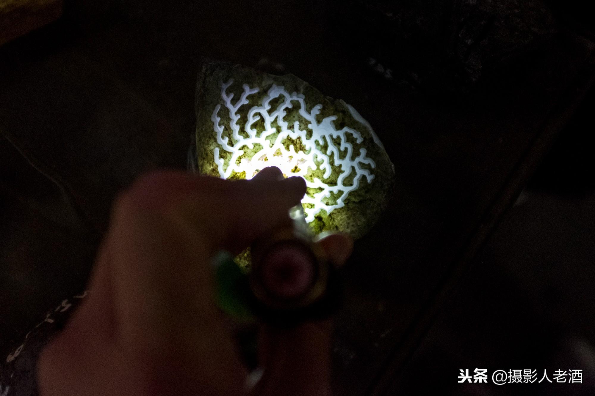 實(shí)拍云南瑞麗賭石基地：賣石頭的有一半是緬甸人，隨便一塊幾萬塊
