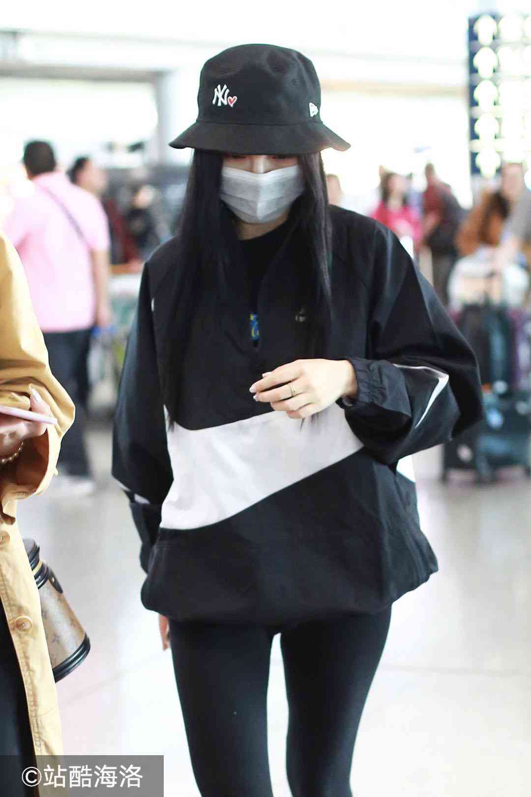 李小璐疑與賈乃亮離婚后低調(diào)亮相 左手中指戴戒暗示已有新戀情？