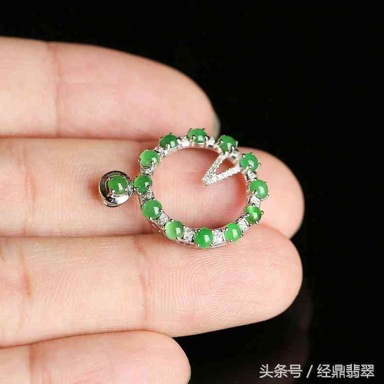 十二玉珠連，巧言表愛語——糯冰種翡翠《愛語》鑒賞