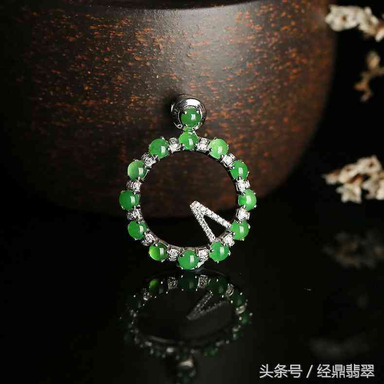 十二玉珠連，巧言表愛語——糯冰種翡翠《愛語》鑒賞