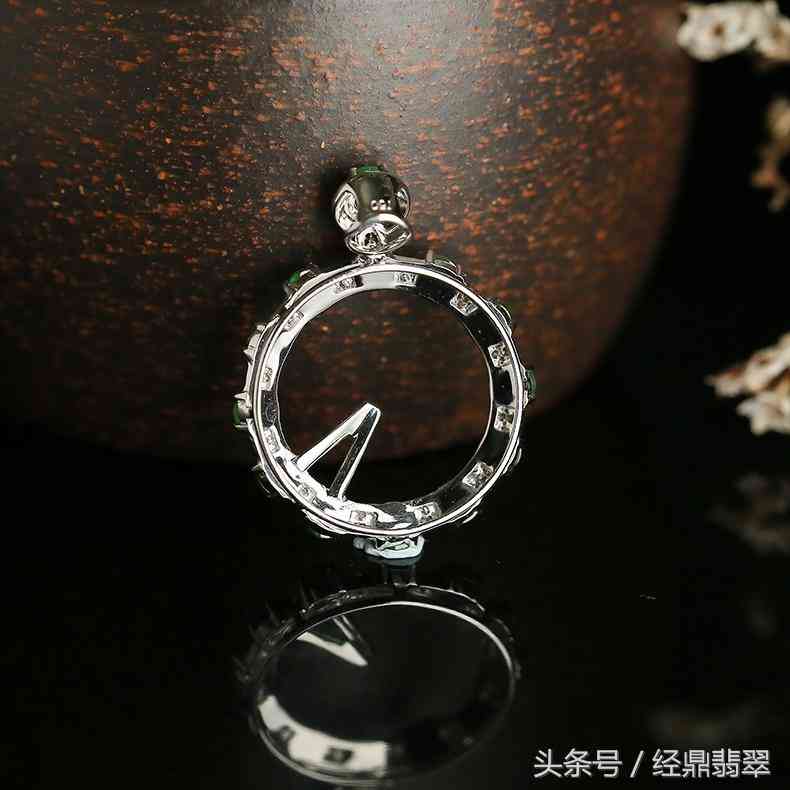 十二玉珠連，巧言表愛語——糯冰種翡翠《愛語》鑒賞