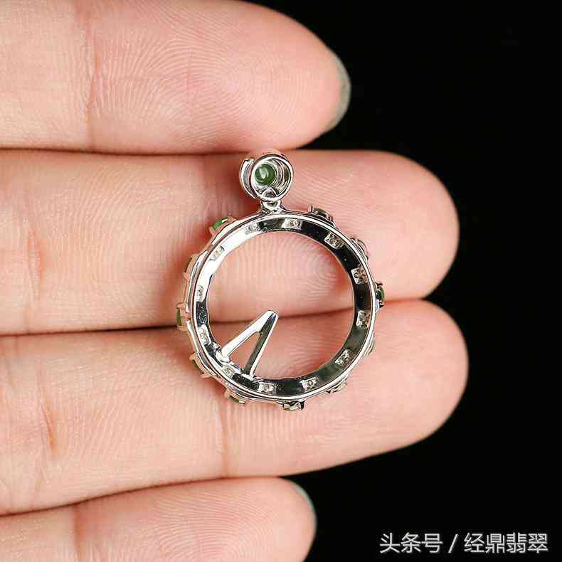 十二玉珠連，巧言表愛語——糯冰種翡翠《愛語》鑒賞