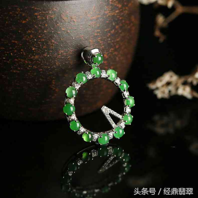 十二玉珠連，巧言表愛語——糯冰種翡翠《愛語》鑒賞