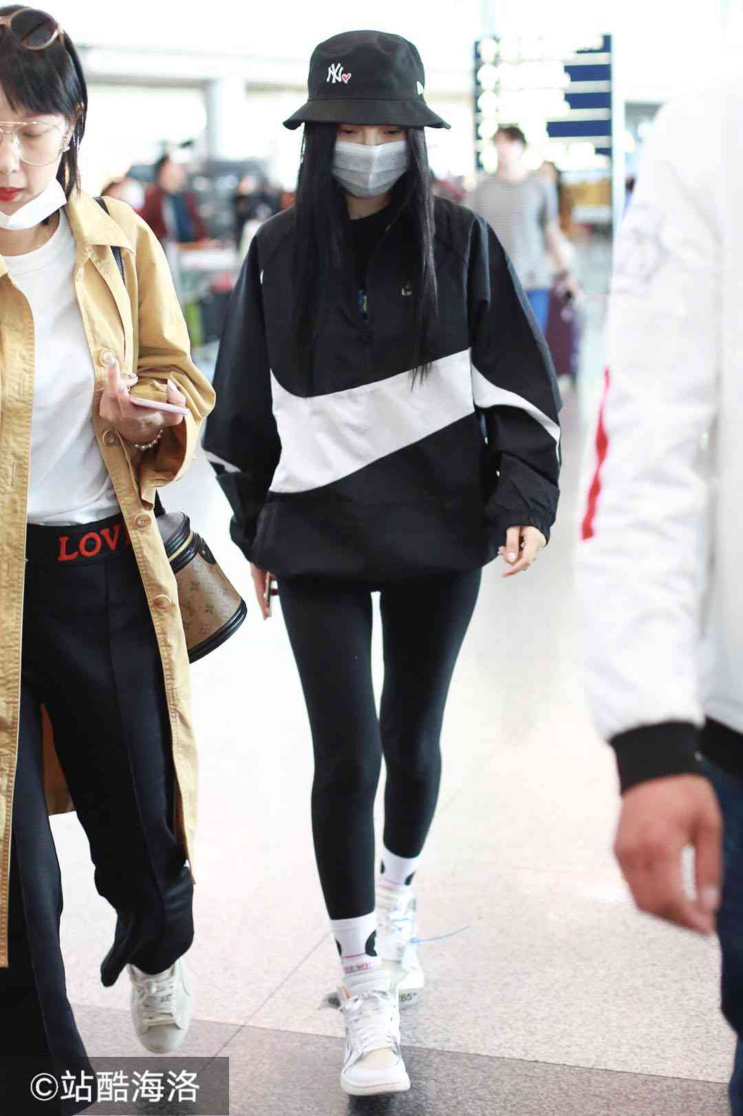 李小璐疑與賈乃亮離婚后低調(diào)亮相 左手中指戴戒暗示已有新戀情？