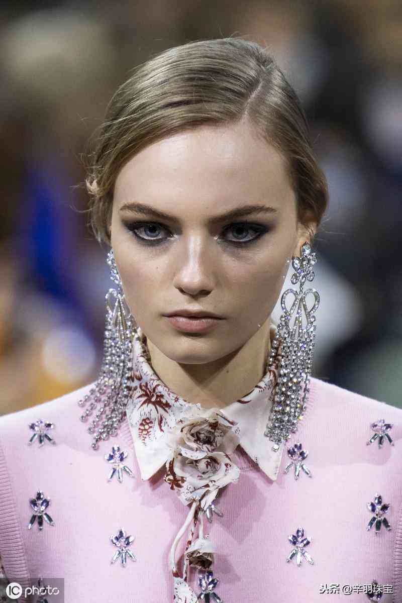 2019秋冬飾品流行趨勢(shì)，水鉆耳環(huán)，價(jià)格不貴，漂亮迷人