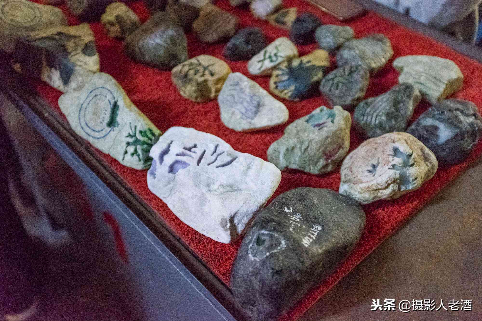 實(shí)拍云南瑞麗賭石基地：賣石頭的有一半是緬甸人，隨便一塊幾萬塊