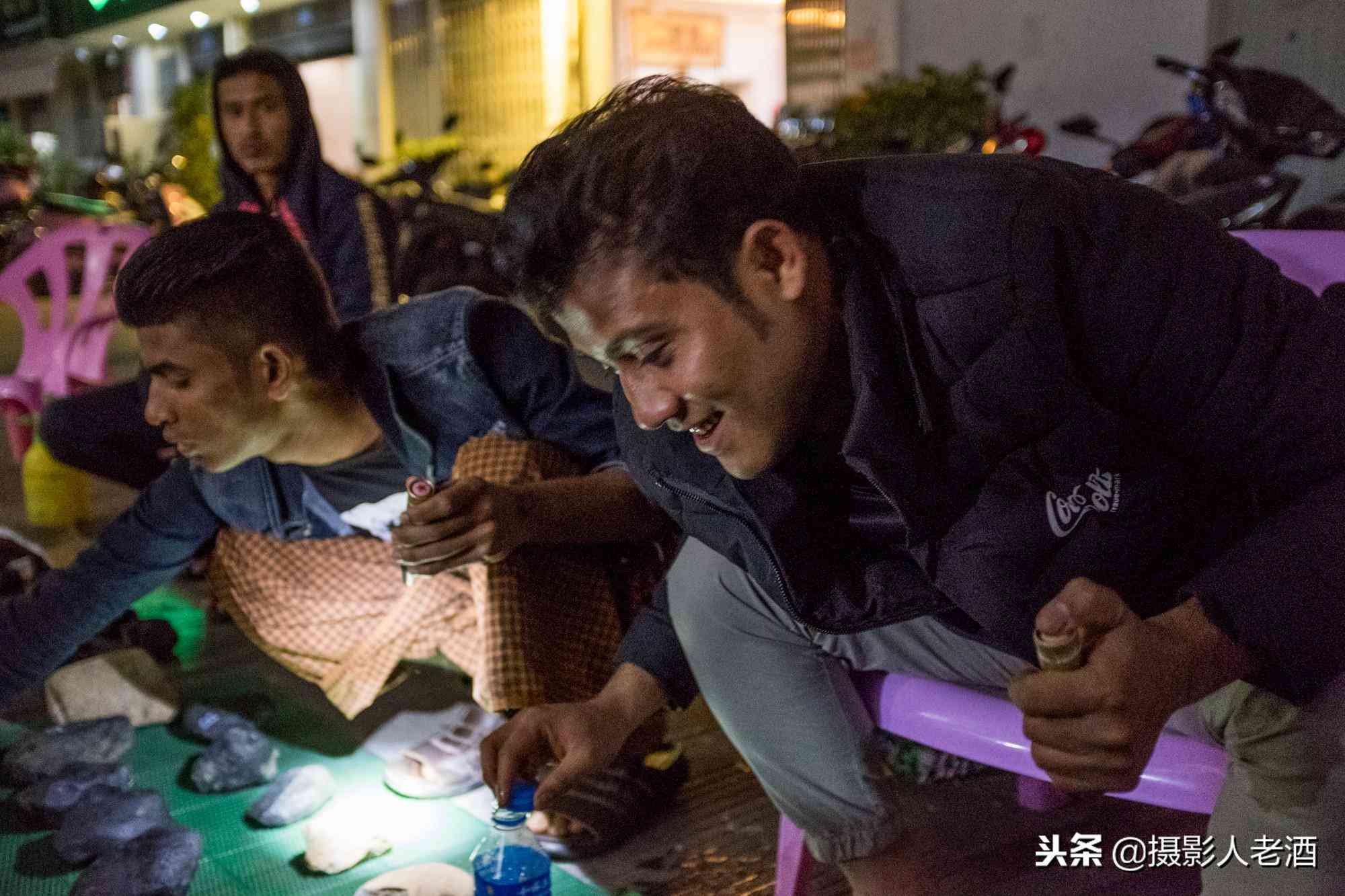 實(shí)拍云南瑞麗賭石基地：賣石頭的有一半是緬甸人，隨便一塊幾萬塊