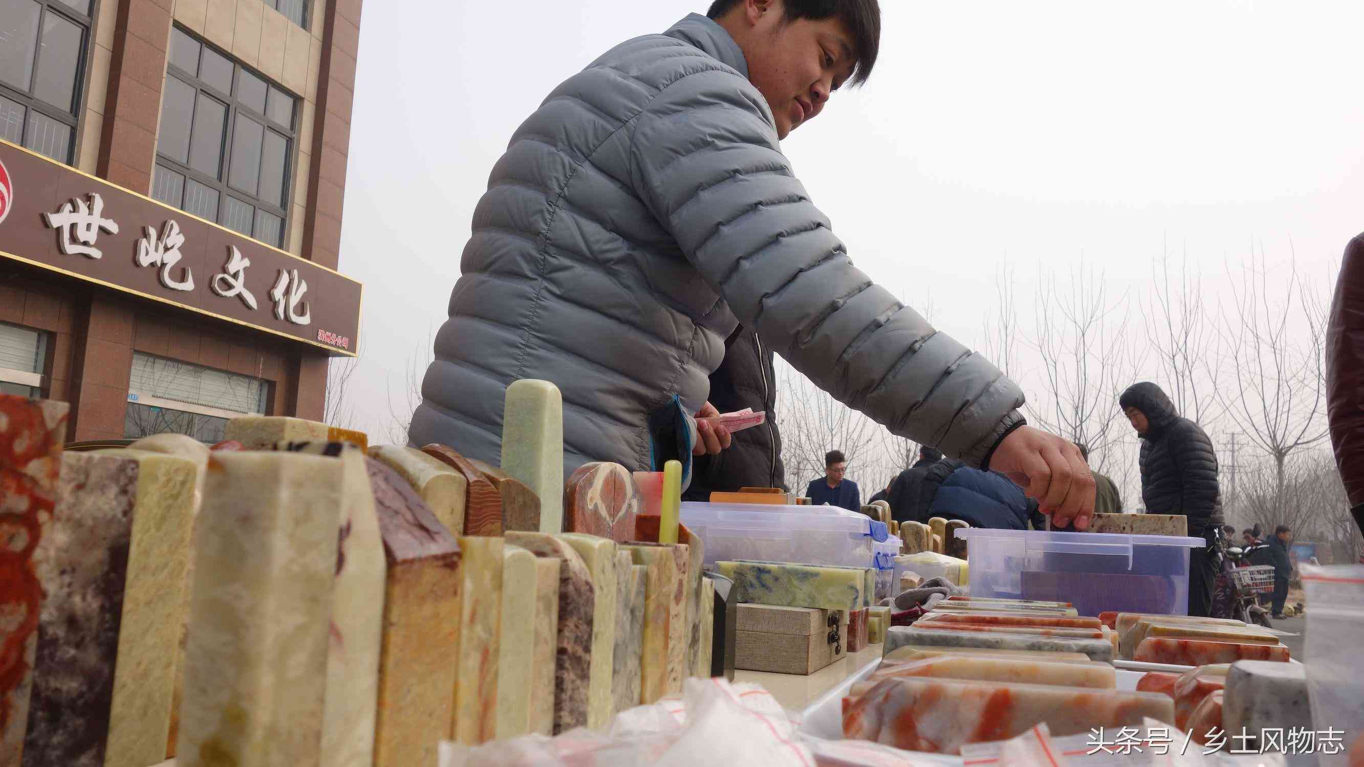 文玩市場印章石擺了一地，攤主說是巴林石，150賣出三塊貴還是賤