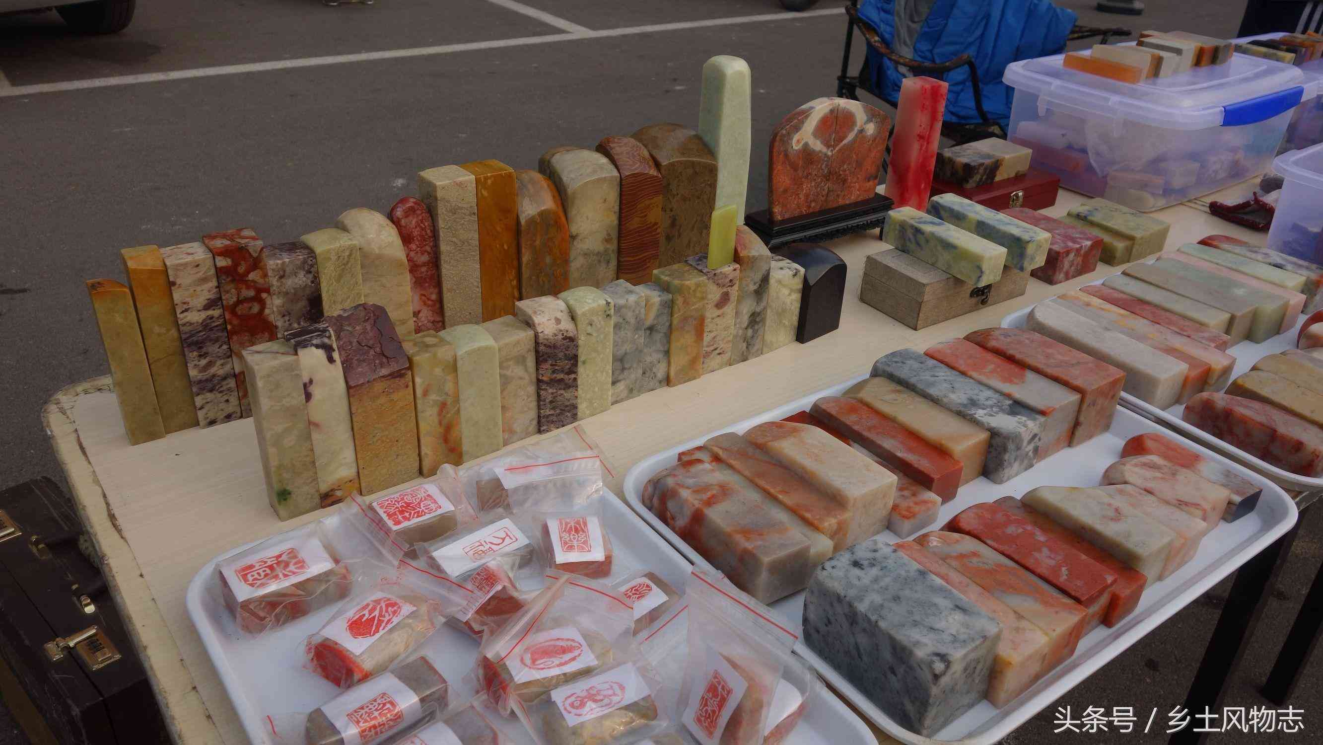 文玩市場印章石擺了一地，攤主說是巴林石，150賣出三塊貴還是賤