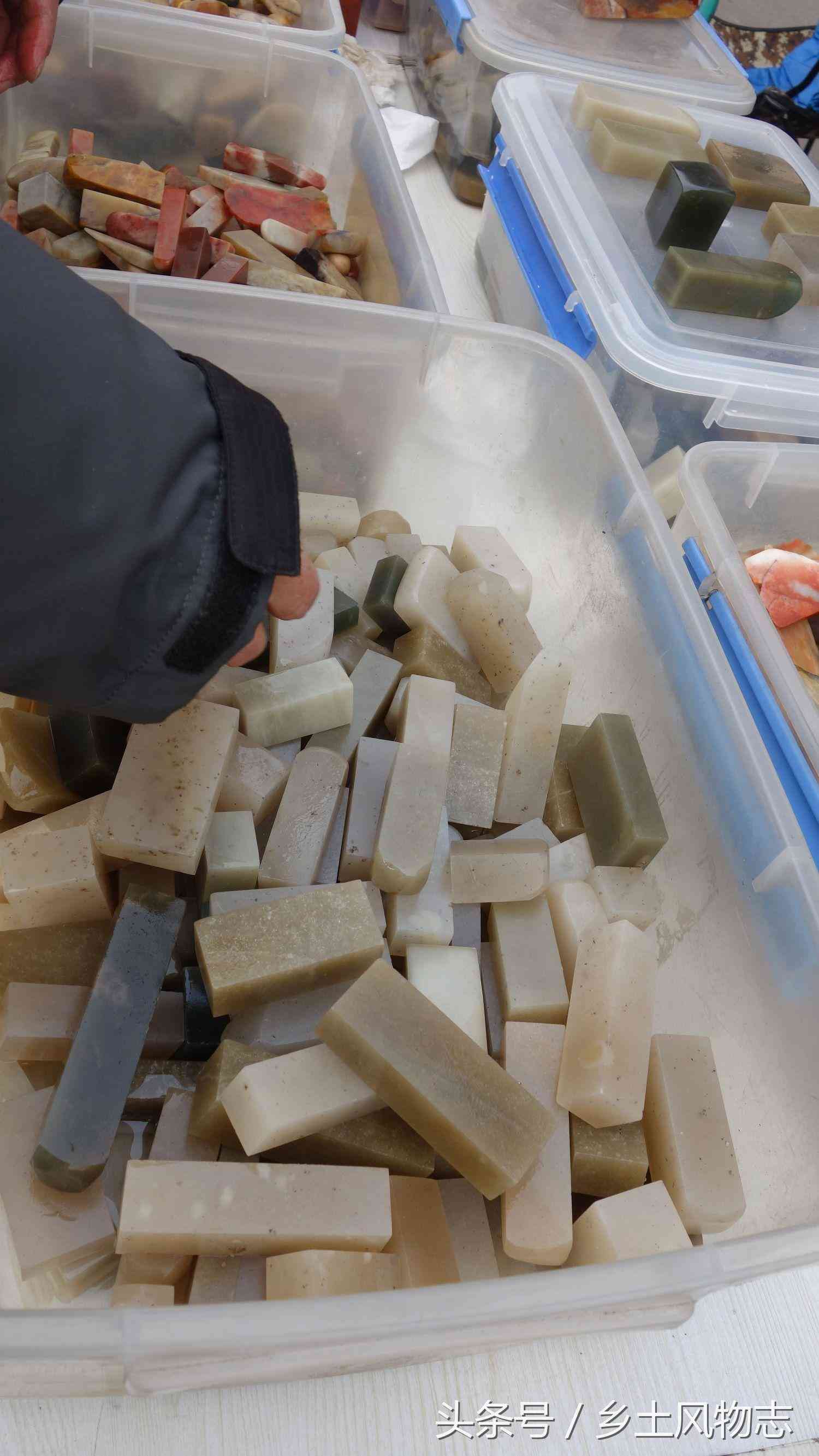 文玩市場印章石擺了一地，攤主說是巴林石，150賣出三塊貴還是賤