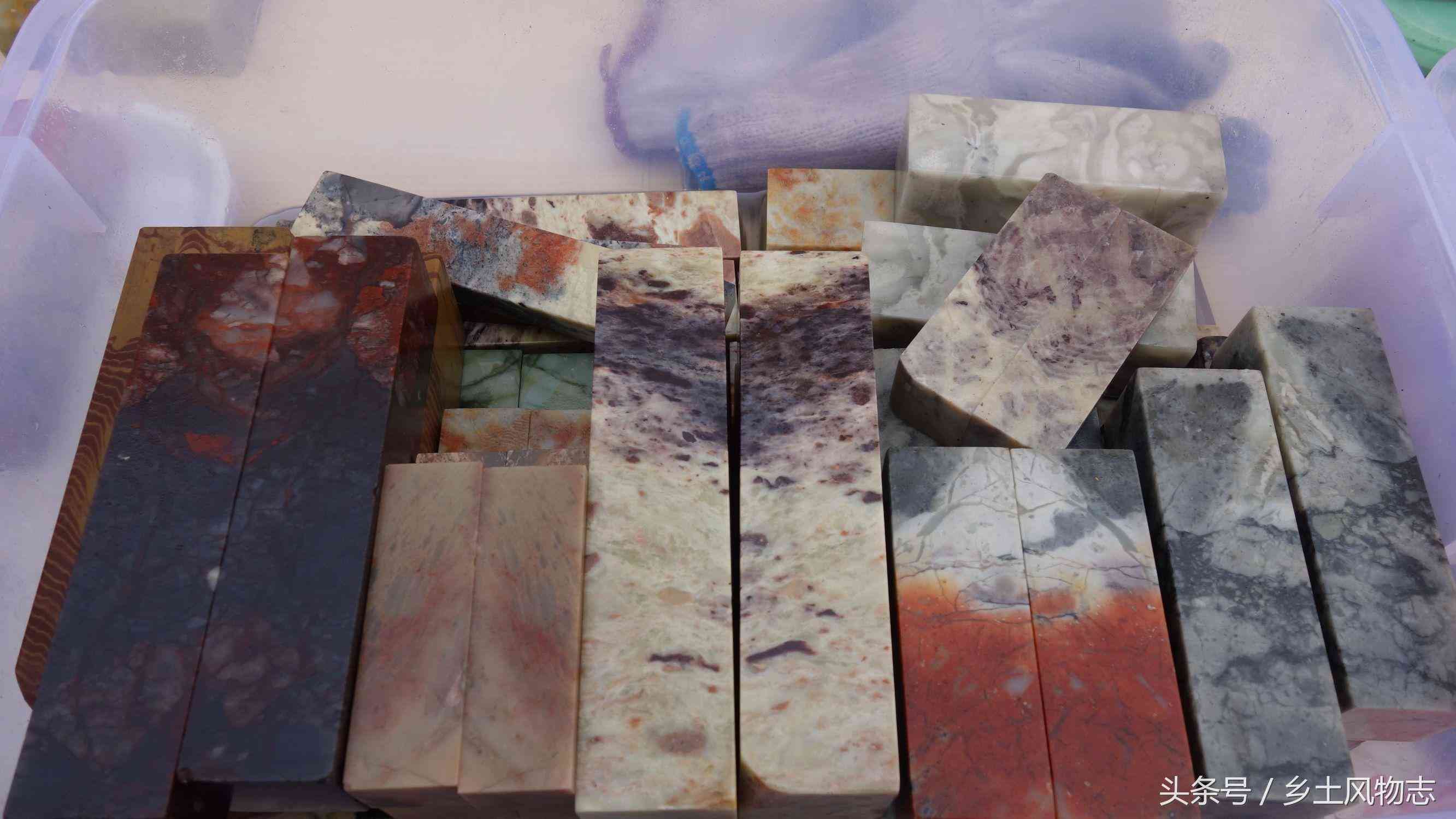 文玩市場印章石擺了一地，攤主說是巴林石，150賣出三塊貴還是賤