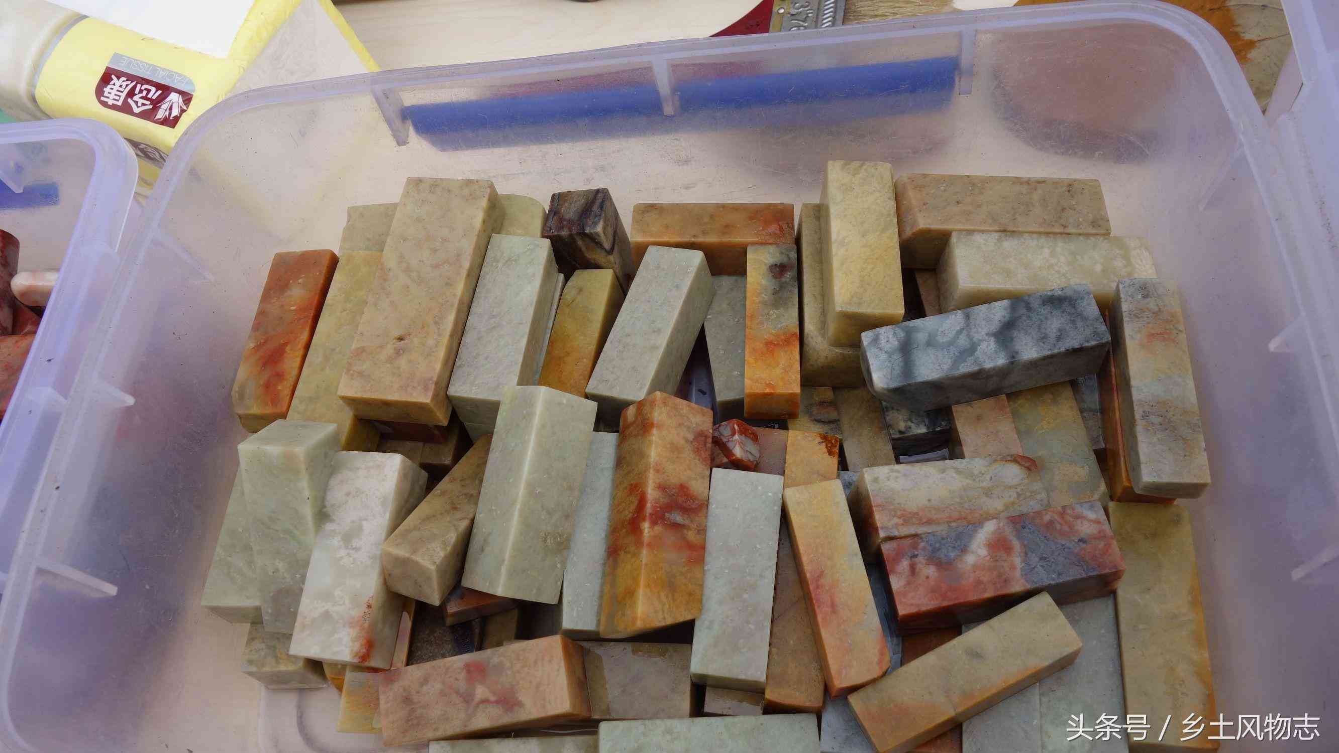 文玩市場印章石擺了一地，攤主說是巴林石，150賣出三塊貴還是賤