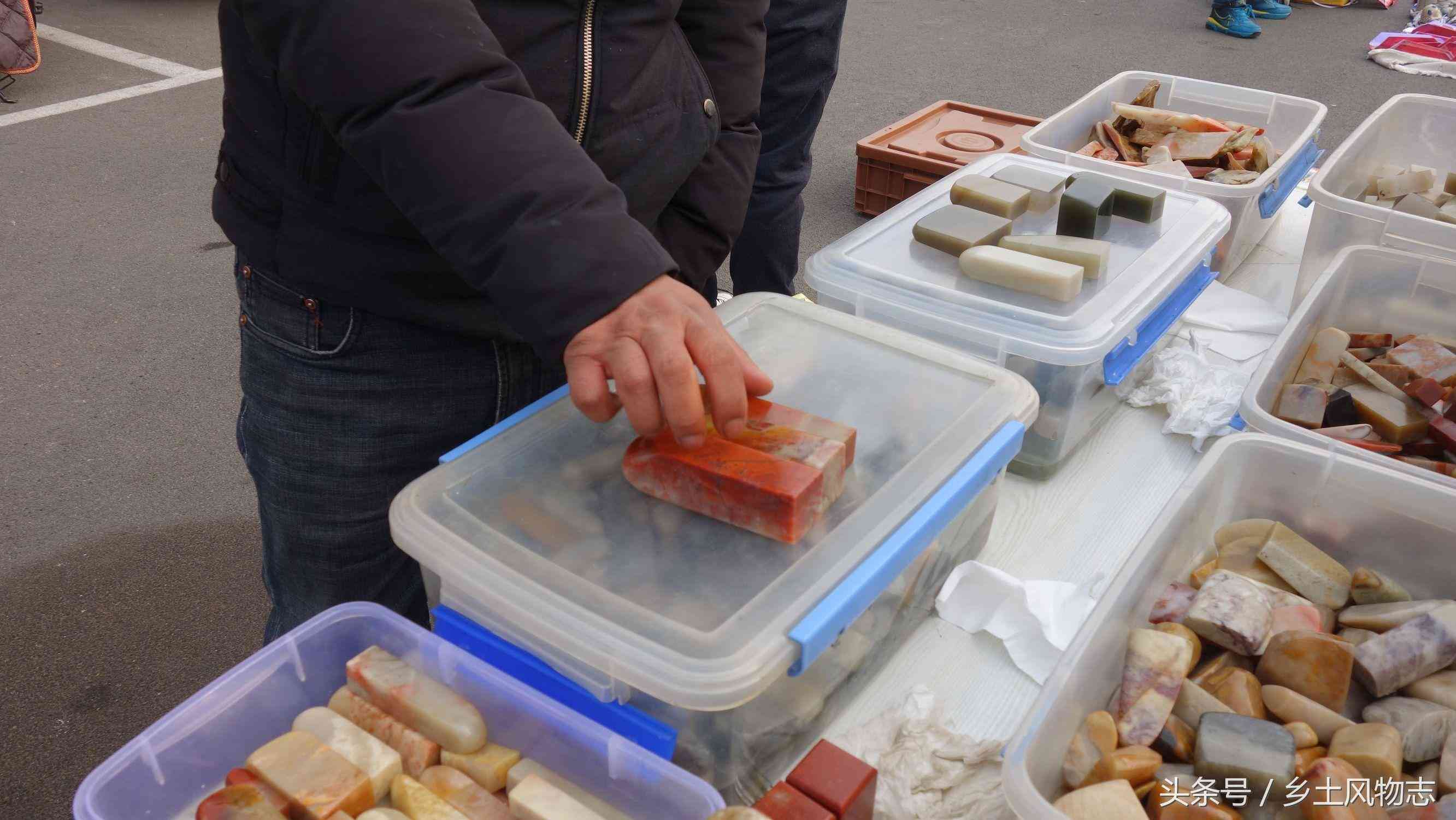 文玩市場印章石擺了一地，攤主說是巴林石，150賣出三塊貴還是賤