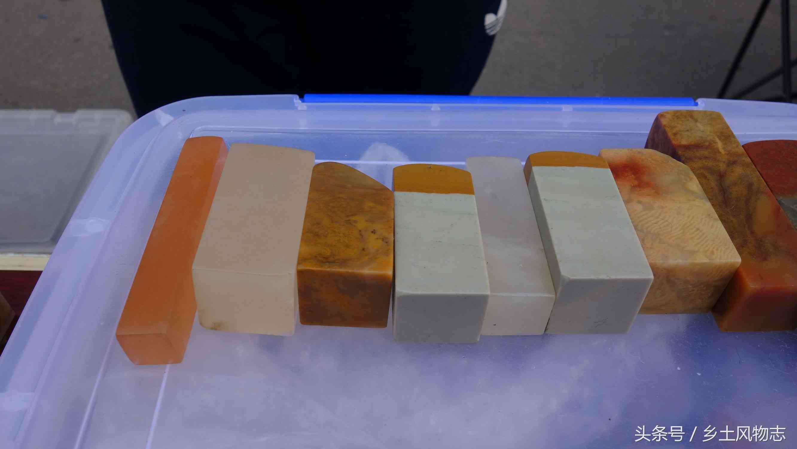 文玩市場印章石擺了一地，攤主說是巴林石，150賣出三塊貴還是賤