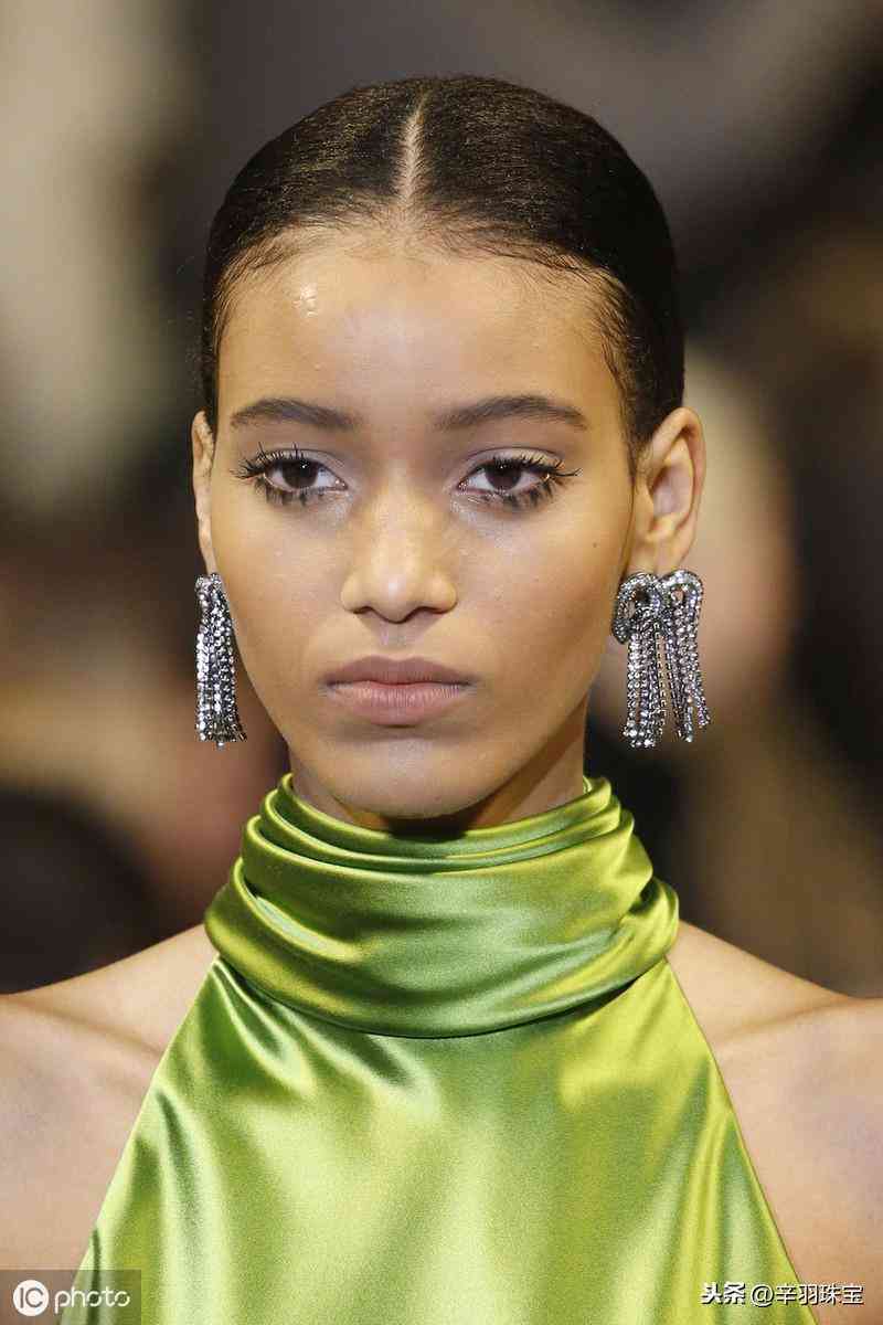 2019秋冬飾品流行趨勢(shì)，水鉆耳環(huán)，價(jià)格不貴，漂亮迷人