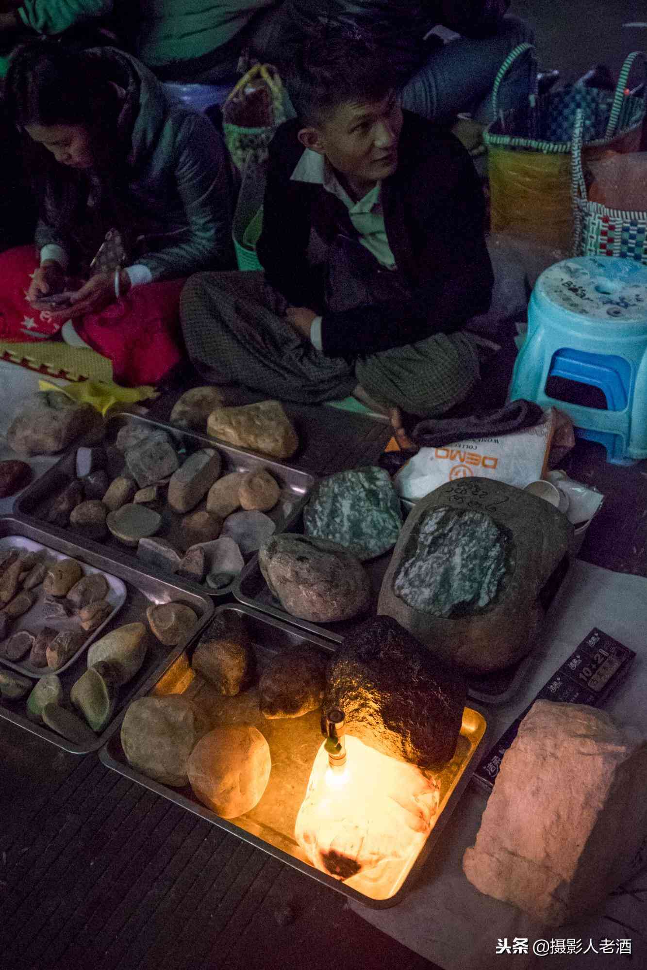 實(shí)拍云南瑞麗賭石基地：賣石頭的有一半是緬甸人，隨便一塊幾萬塊