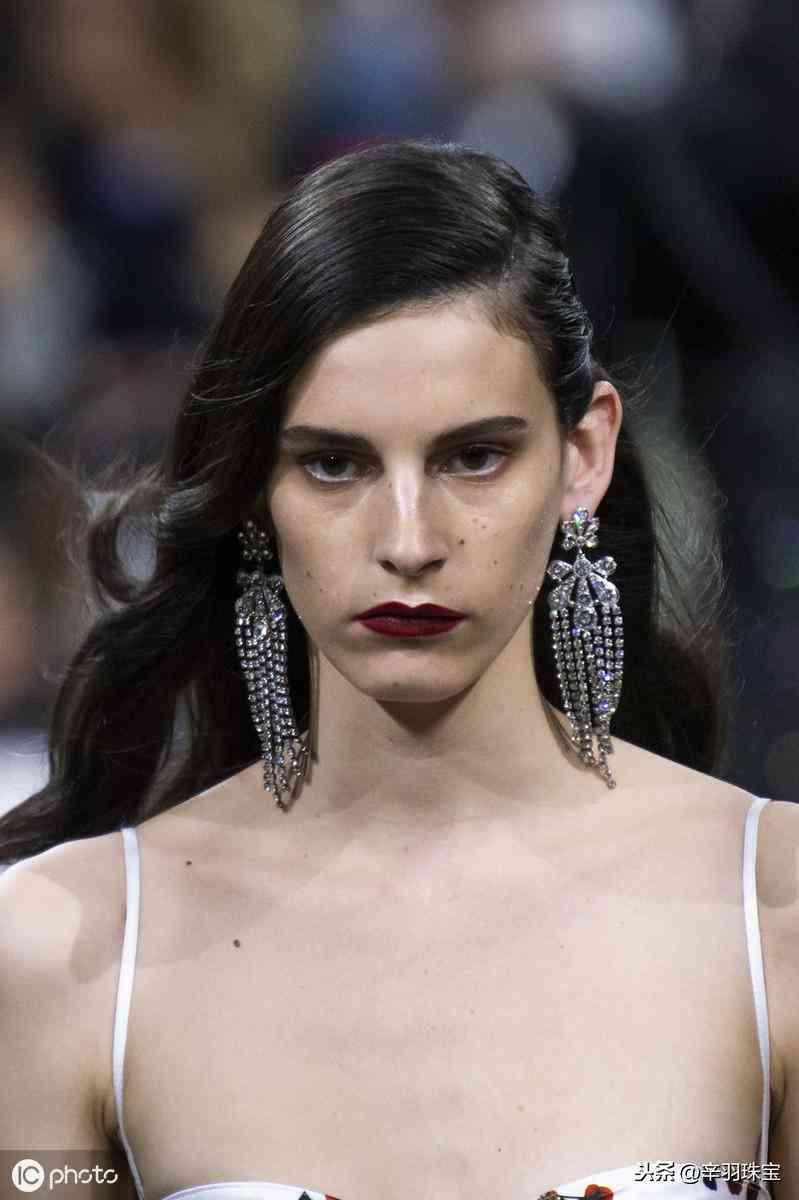 2019秋冬飾品流行趨勢(shì)，水鉆耳環(huán)，價(jià)格不貴，漂亮迷人