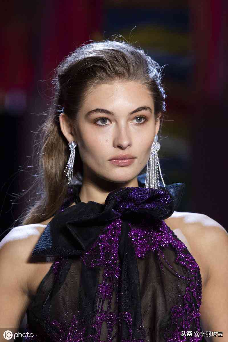 2019秋冬飾品流行趨勢(shì)，水鉆耳環(huán)，價(jià)格不貴，漂亮迷人