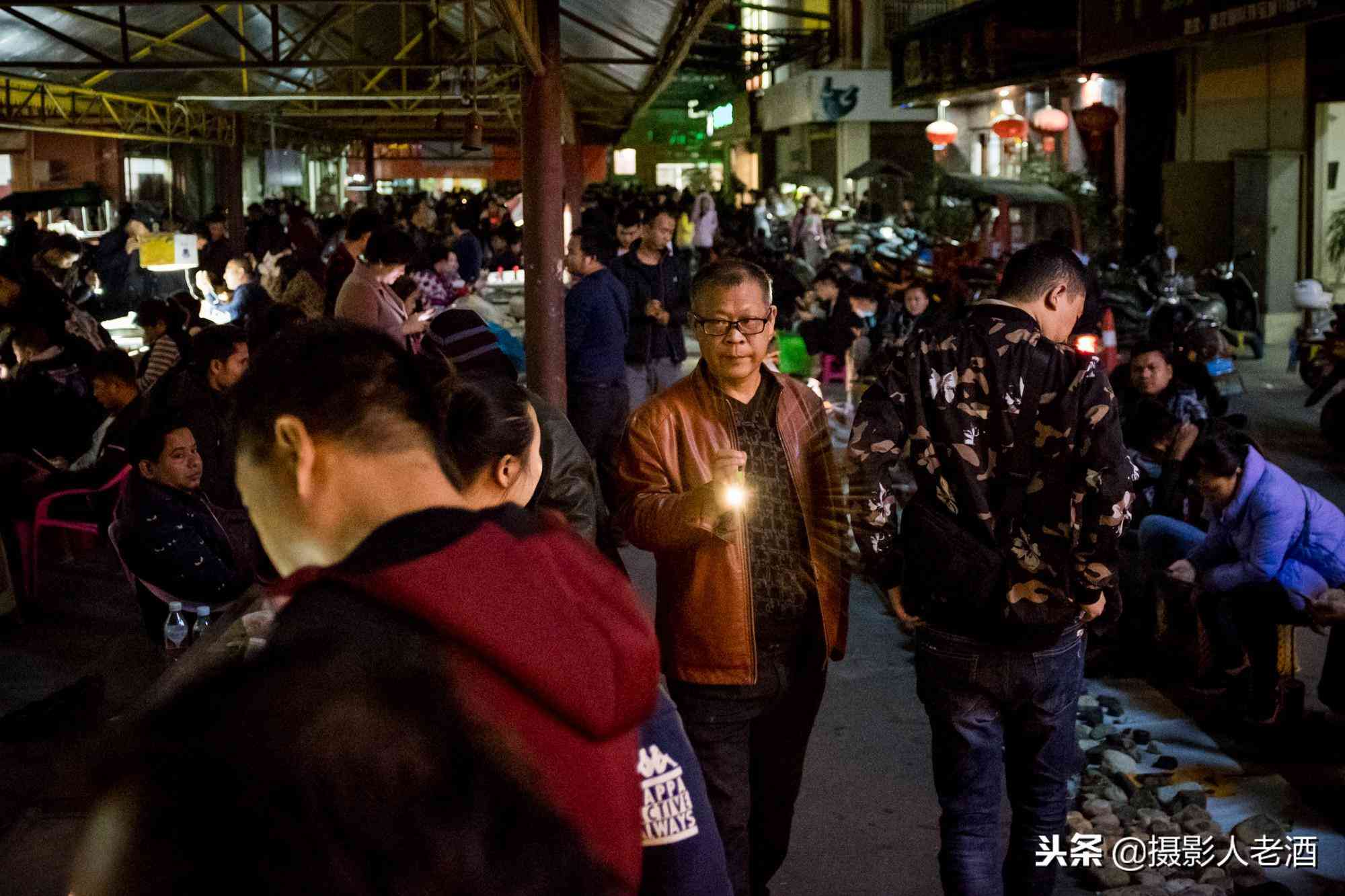 實(shí)拍云南瑞麗賭石基地：賣石頭的有一半是緬甸人，隨便一塊幾萬塊