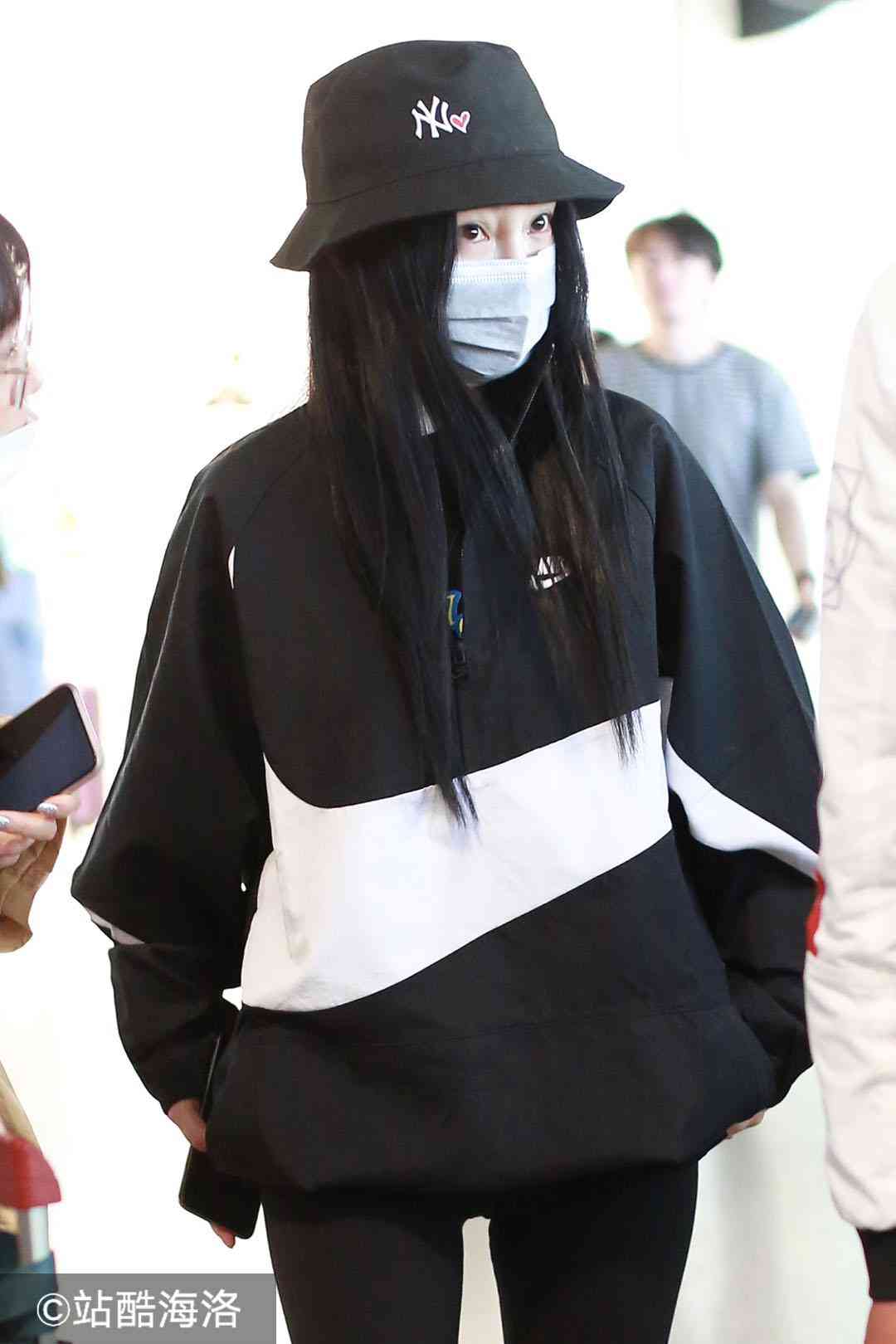 李小璐疑與賈乃亮離婚后低調(diào)亮相 左手中指戴戒暗示已有新戀情？