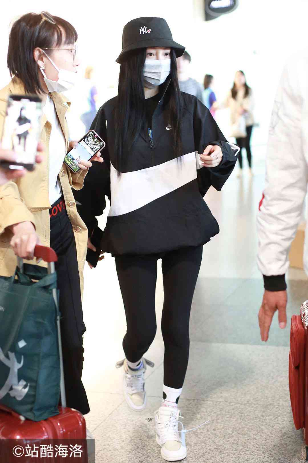 李小璐疑與賈乃亮離婚后低調(diào)亮相 左手中指戴戒暗示已有新戀情？