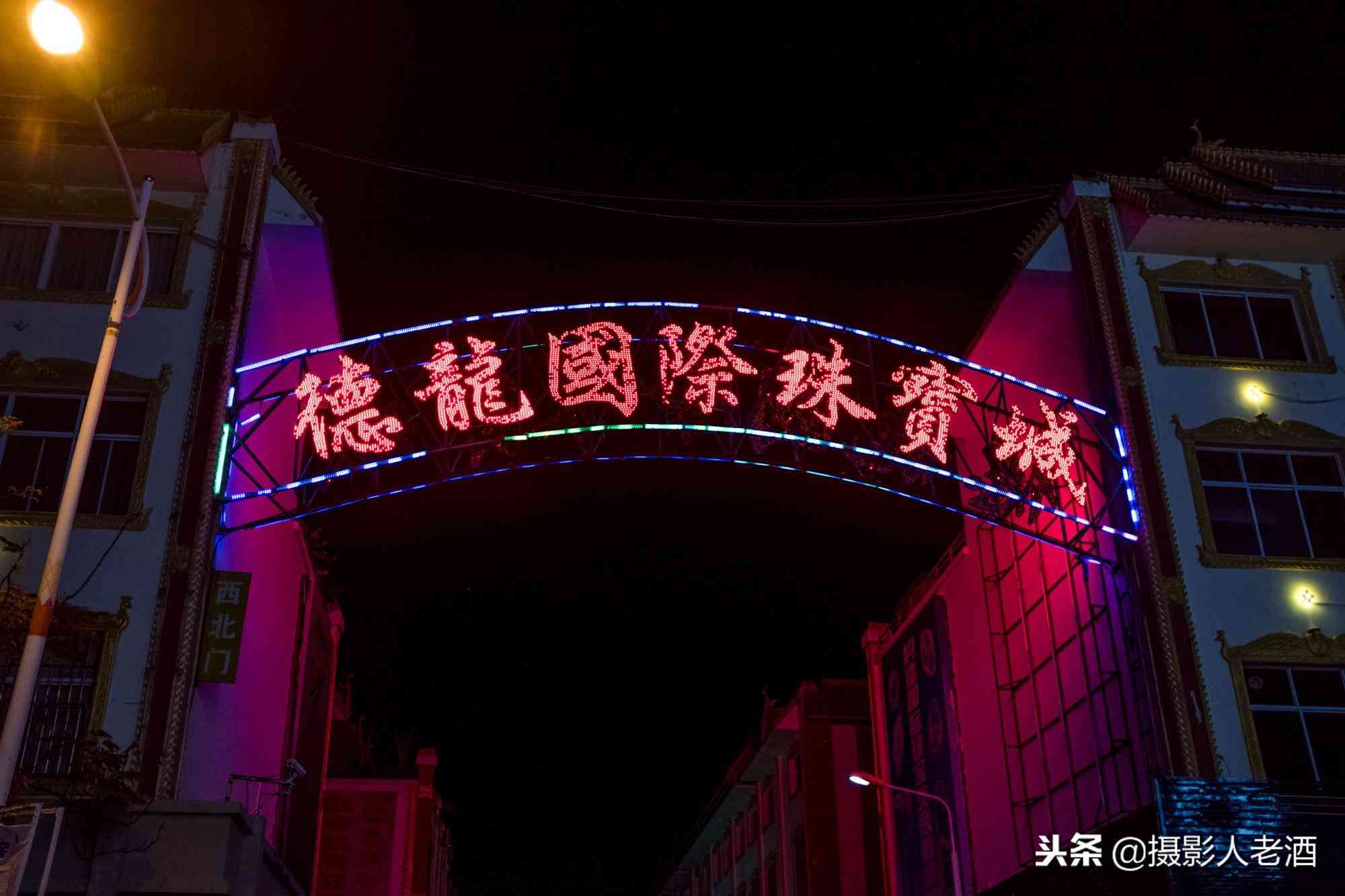 實(shí)拍云南瑞麗賭石基地：賣石頭的有一半是緬甸人，隨便一塊幾萬塊