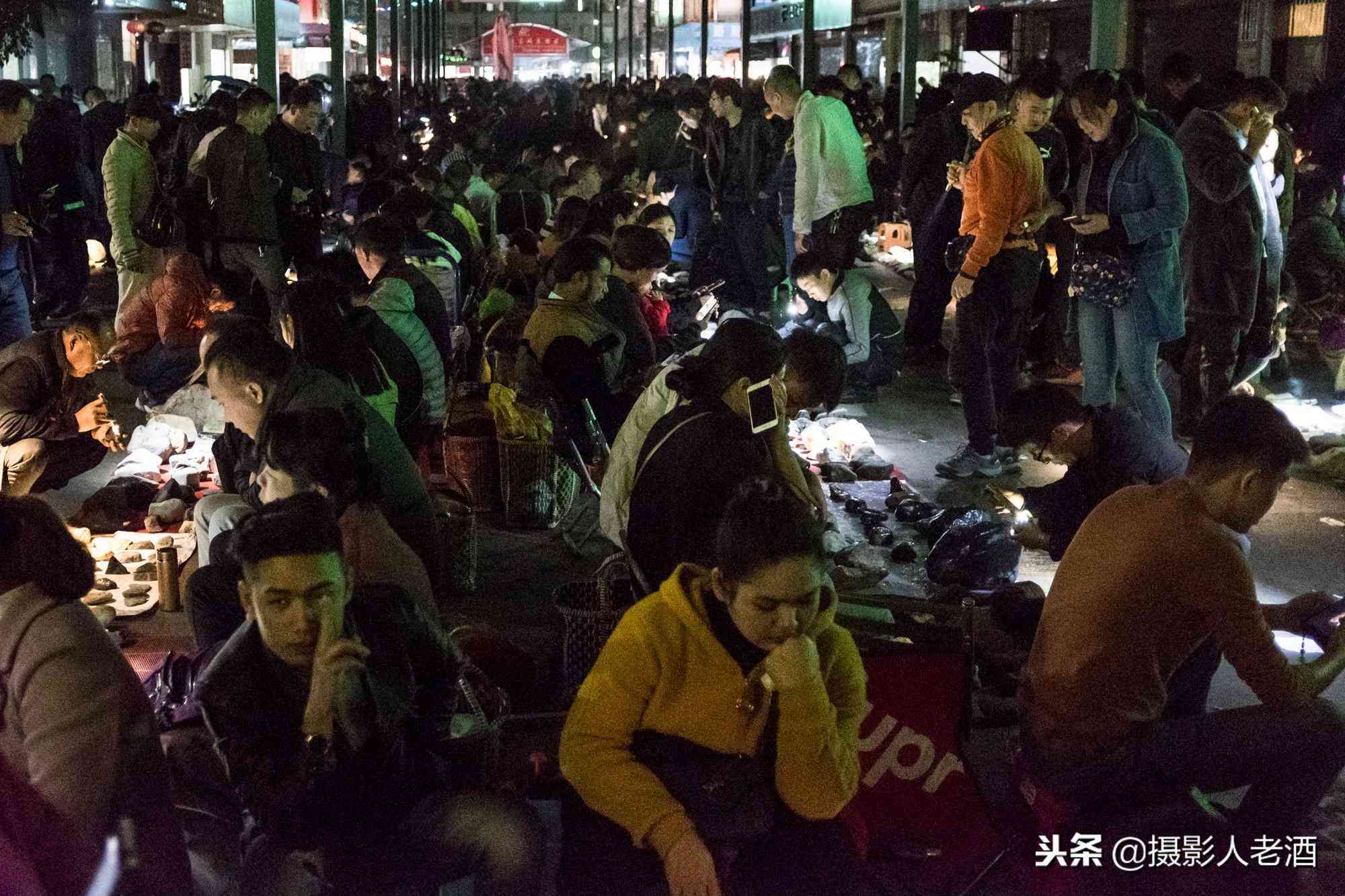 實(shí)拍云南瑞麗賭石基地：賣石頭的有一半是緬甸人，隨便一塊幾萬塊