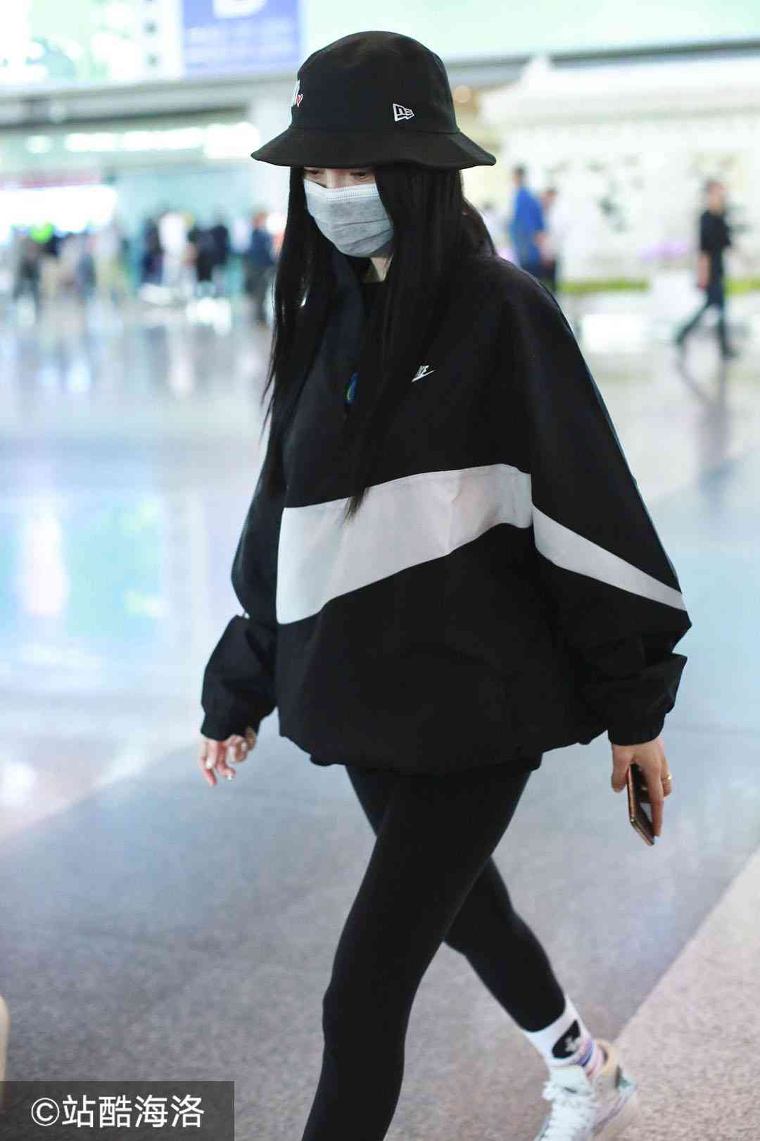 李小璐疑與賈乃亮離婚后低調(diào)亮相 左手中指戴戒暗示已有新戀情？