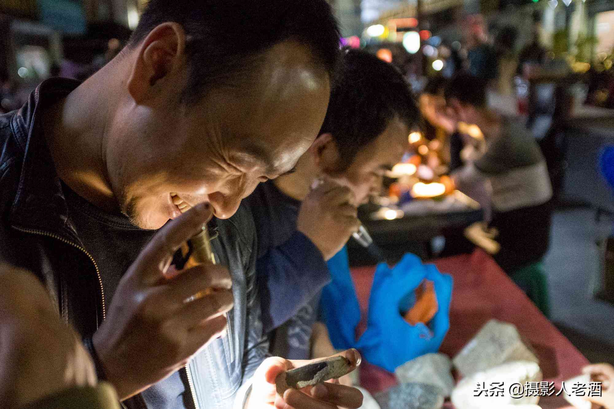 實(shí)拍云南瑞麗賭石基地：賣石頭的有一半是緬甸人，隨便一塊幾萬塊