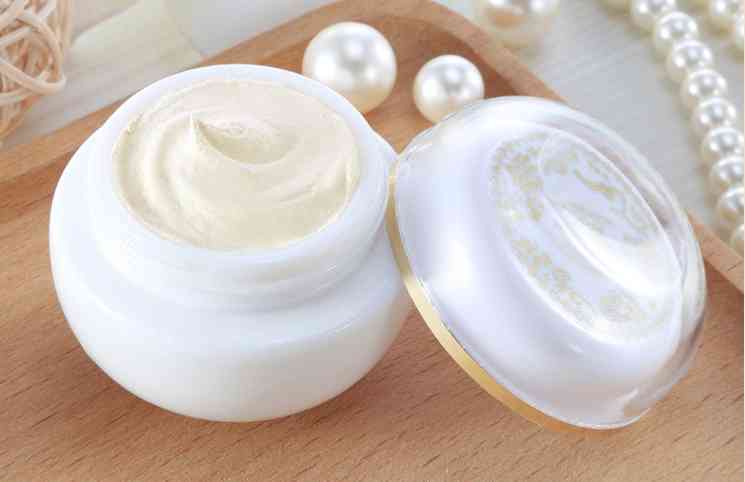 素顏涂什么化妝品好用一點(素顏一般用什么化妝品)