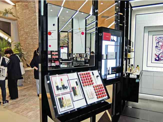 化妝品怎么樣擺放視頻(化妝臺(tái)怎么擺放化妝品圖片)