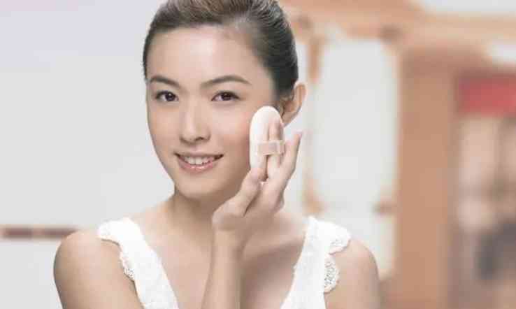 不浮粉不卡粉的化妝品(化妝如何不卡粉不浮粉)