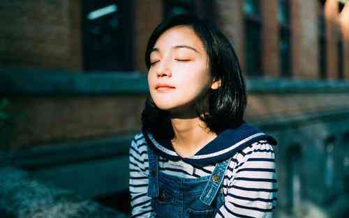 擠出來(lái)有很多泡泡的化妝品(擠出泡泡的瓶子)