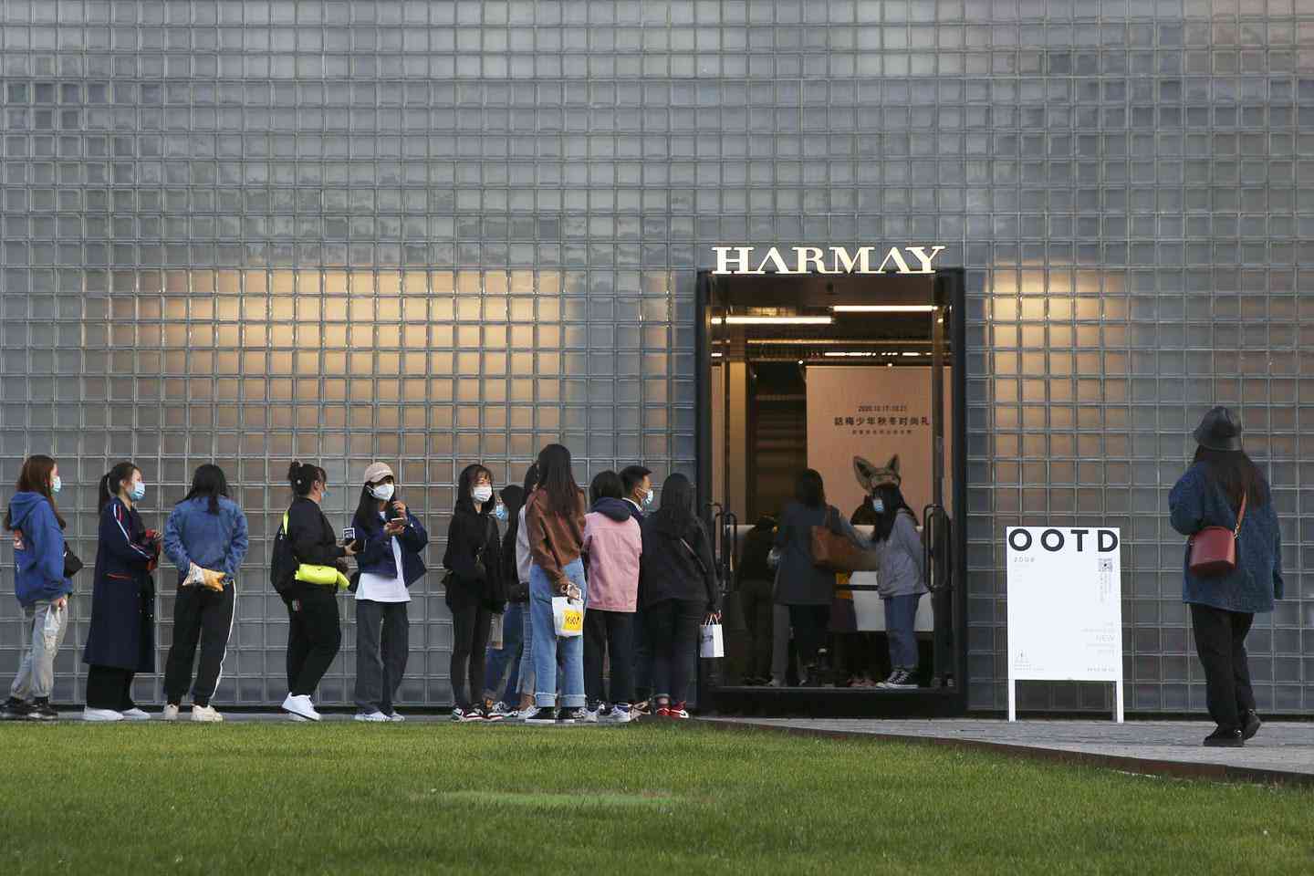 賣化妝品的那么多(賣很多化妝品的店)