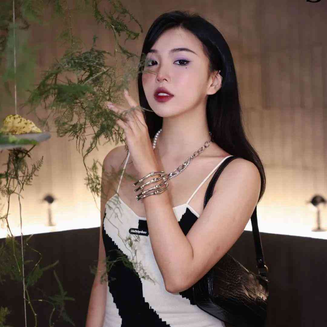 額頭黑用什么彩妝化妝品好(比較黑的人化妝用什么化妝品)插圖12