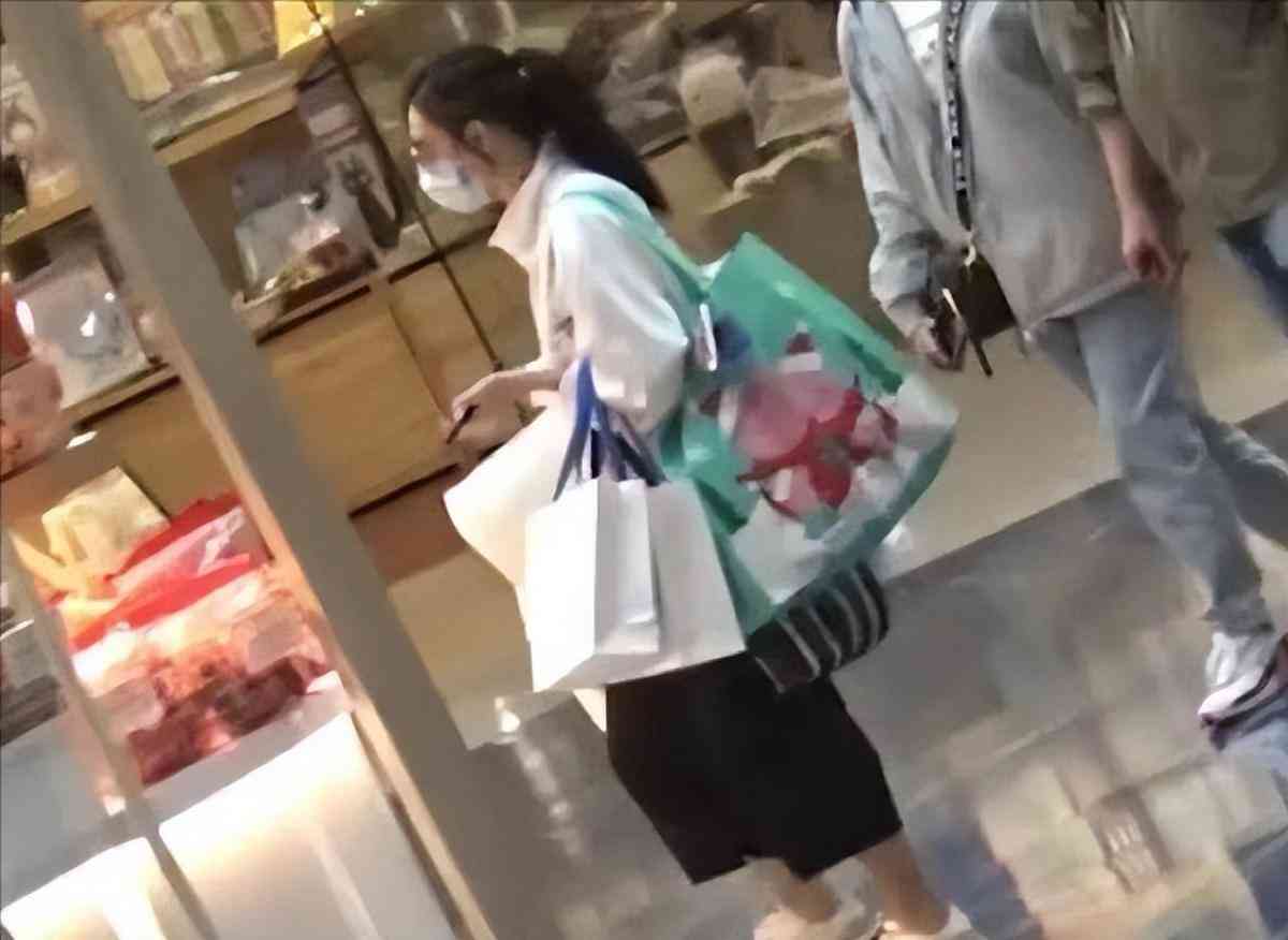 女人賣(mài)5萬(wàn)化妝品(女人賣(mài)5萬(wàn)化妝品怎么樣)插圖3